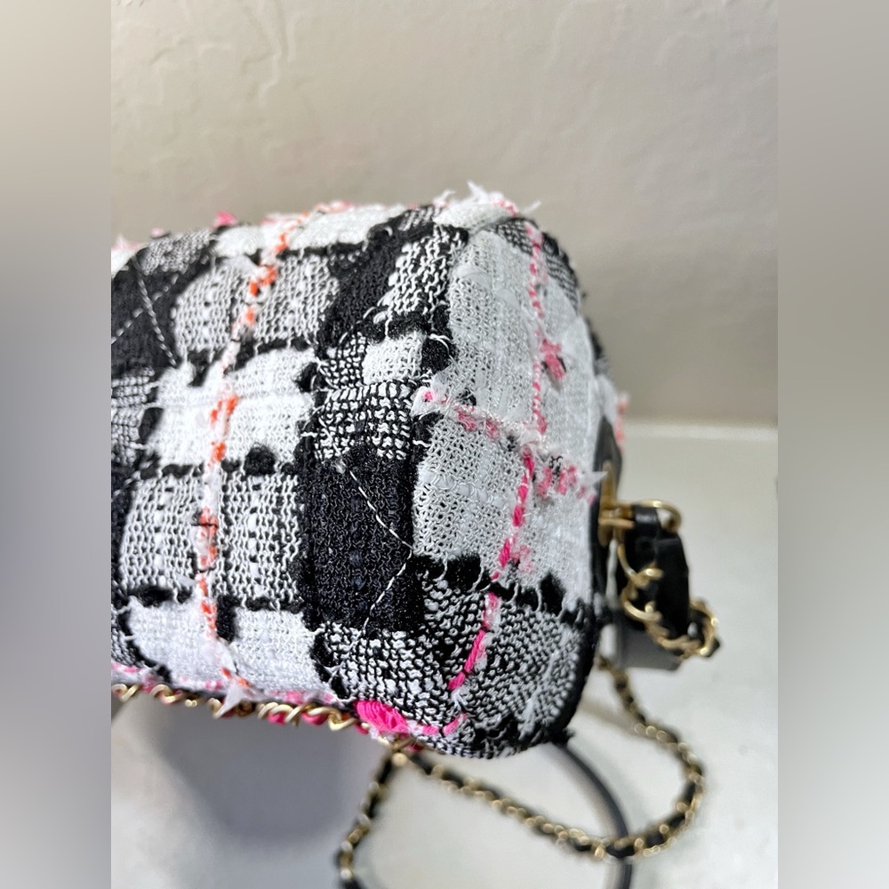 Chanel 2020 Runway Tweed Bag Signe Bowling Excellent Like New, Autenticated - Picture 12 of 16